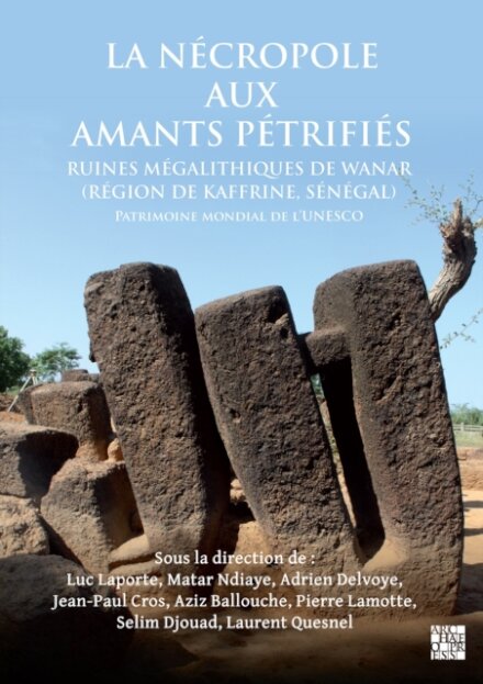 La necropole aux amants petrifies. Ruines megalithiques de Wanar (Region de Kaffrine, Senegal)